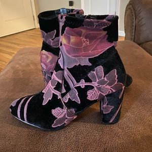 Steve Madden Elissa Women’s 7.5 Black Velvet Floral Ankle Boots